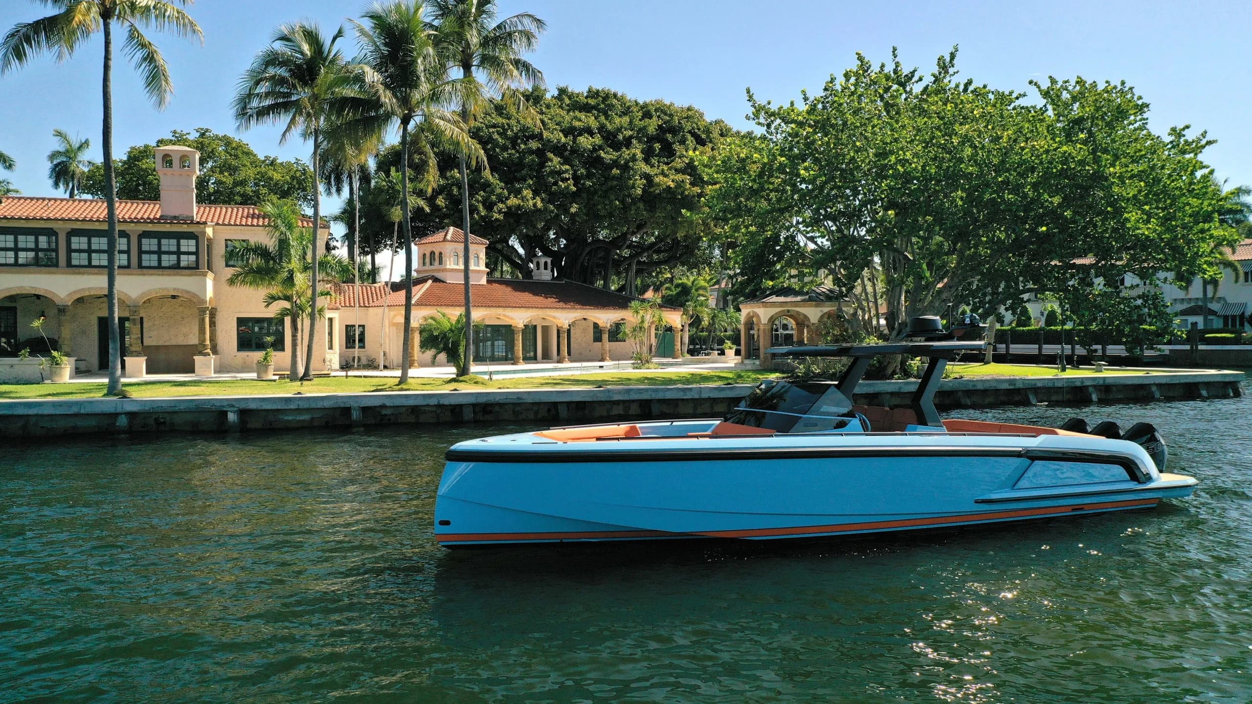 Vanquish VQ40 Outboard Composite hero shot, full exterior profile at sea