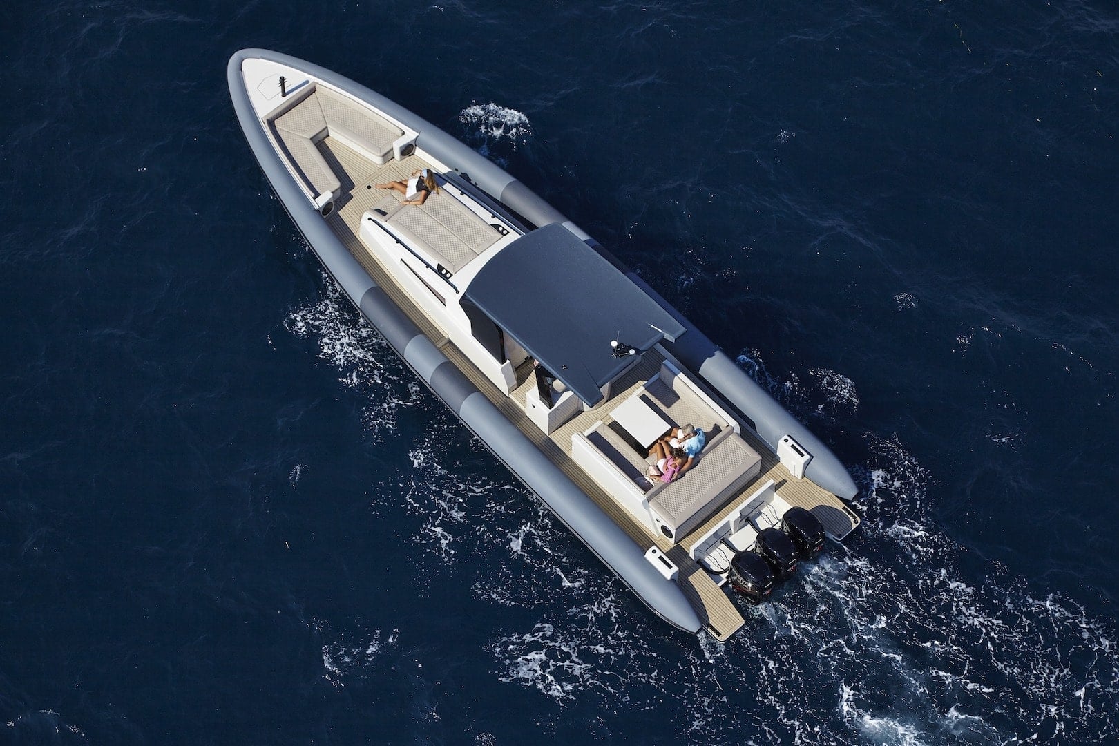 Chaser Yachts 500R exterior profile at sea