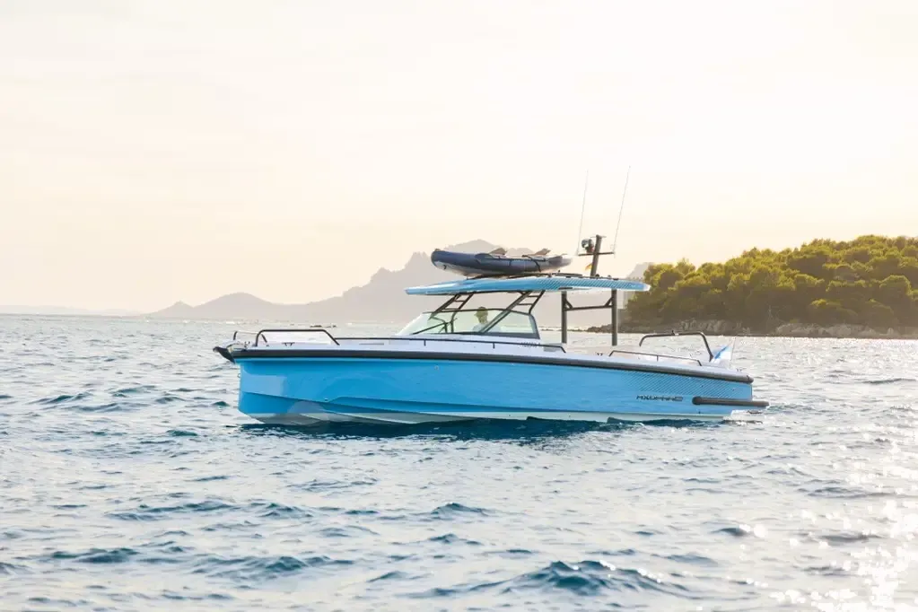Axopar 37 Sun Top Iconic Edition underway
